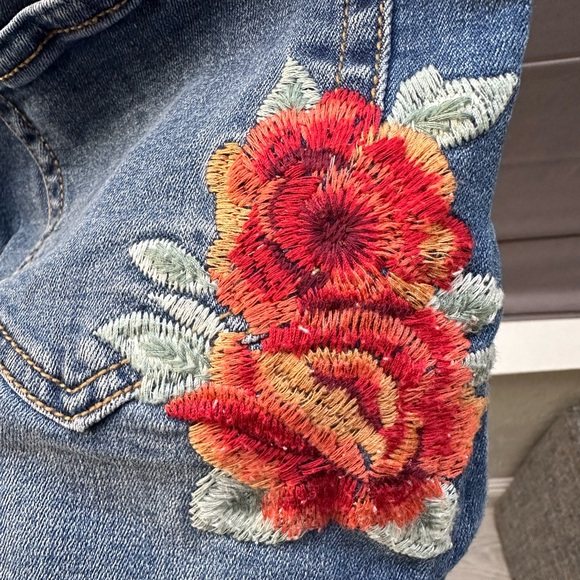 Embroidered jean skirt in size 24 - Picture 6 of 8